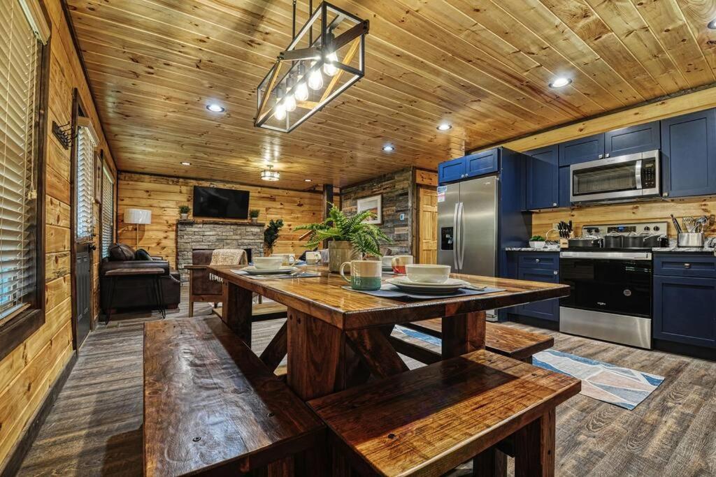 Adventure Retreat/Cabin/Pool+Hot Tub/Game Room+Theater 塞维尔维尔 外观 照片