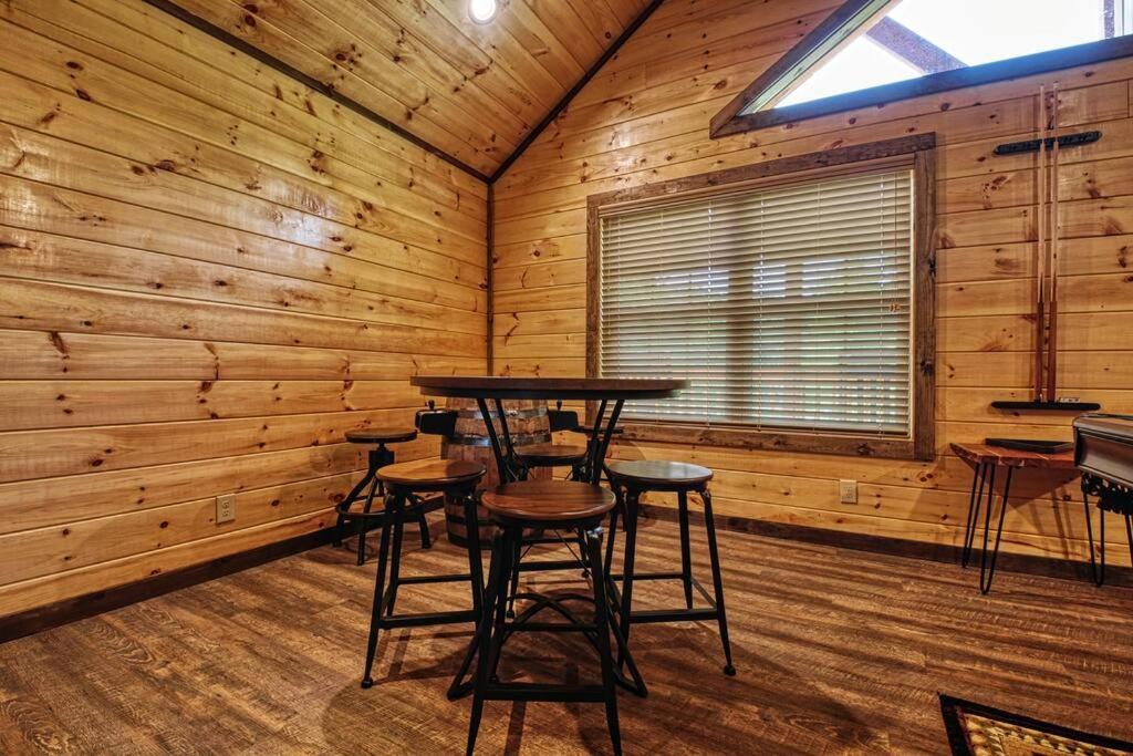 Adventure Retreat/Cabin/Pool+Hot Tub/Game Room+Theater 塞维尔维尔 外观 照片
